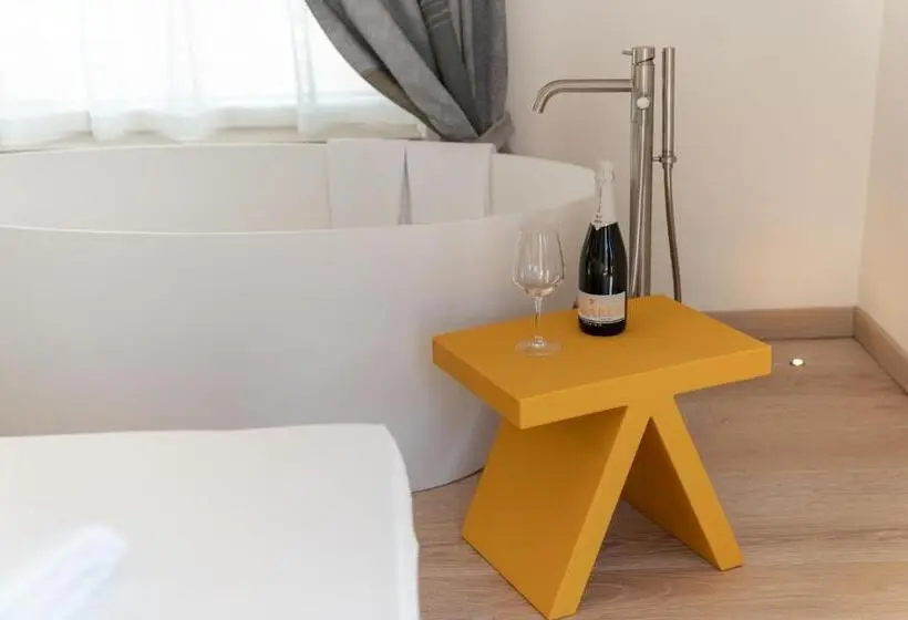 Suite with Terrace, Holiday Iv Gardan