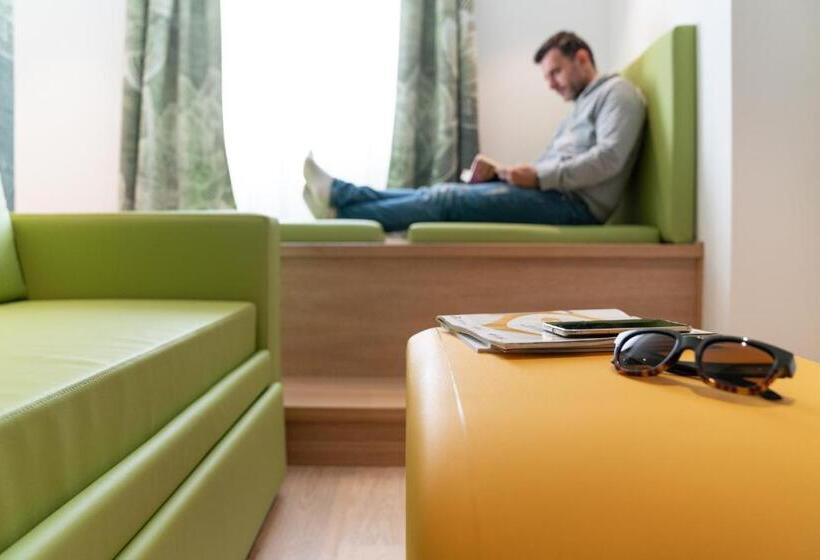 Люкс Кровать Кинг, Holiday Iv Gardan