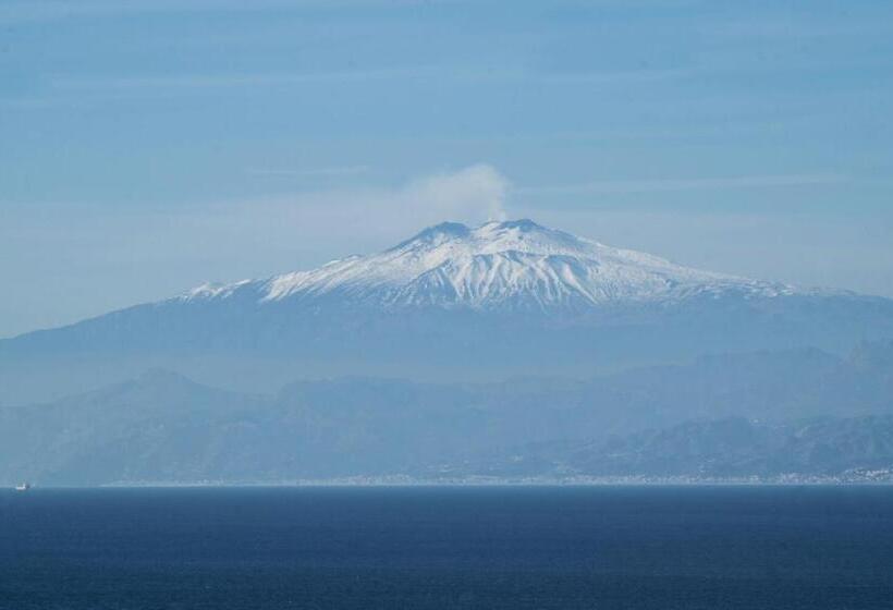 Quarto deluxe vista mar, Il Tuo Letto Sullo Stretto