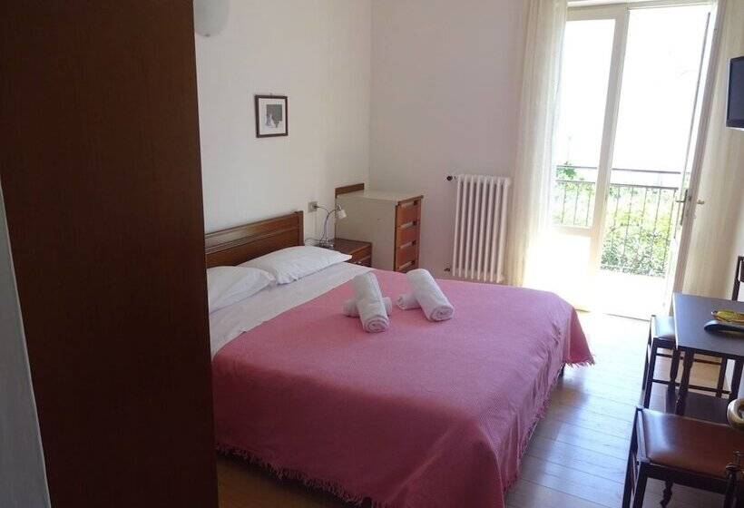 带观景的标准间, Silvana Garnì