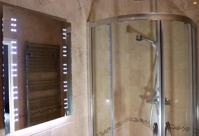 带大床的标准间, The Tollemache Arms