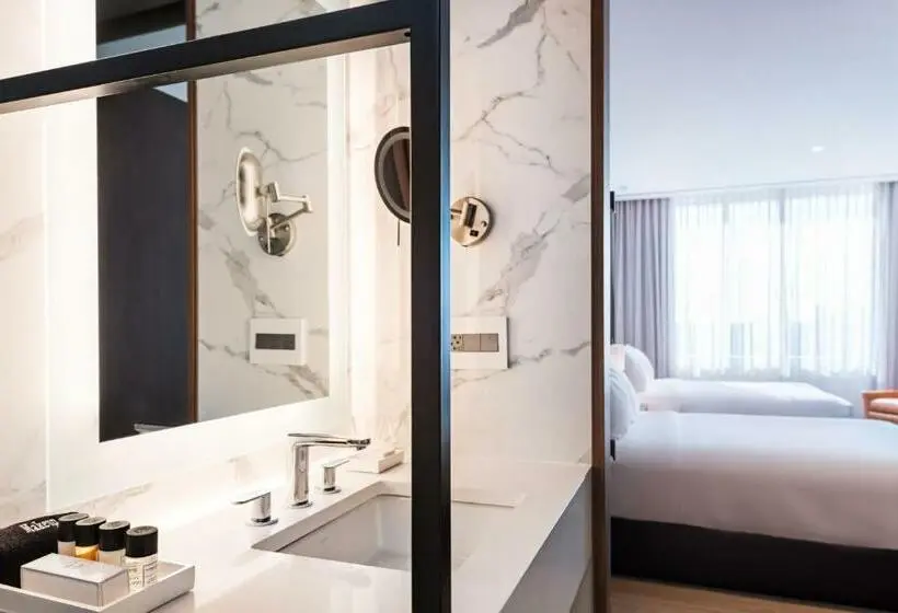 اتاق لوکس با تخت بزرگ, The Hotel & Athletic Club At Midtown