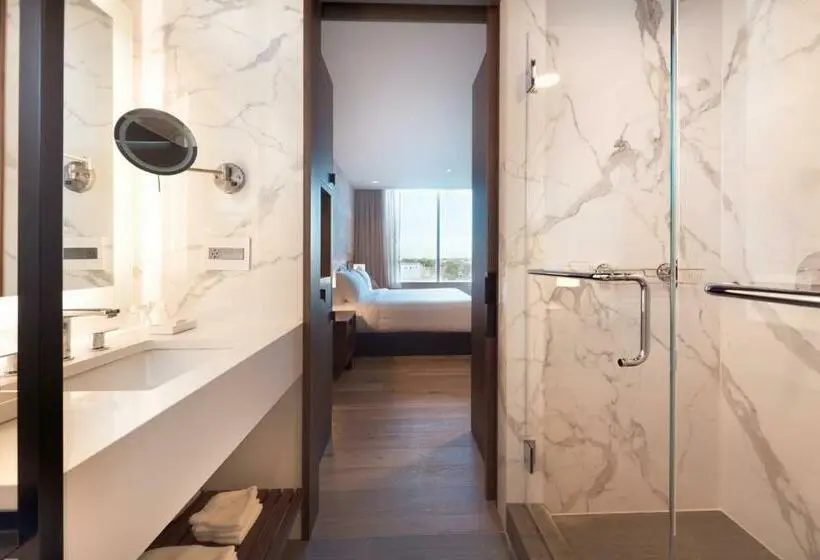 اتاق لوکس با تخت بزرگ, The Hotel & Athletic Club At Midtown