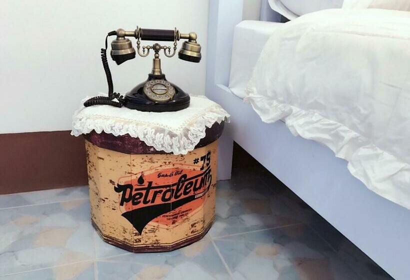 غرفة قياسية مزوَّدة بشُرفة, Chanathinat Place