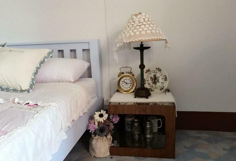 غرفة قياسية مزوَّدة بشُرفة, Chanathinat Place