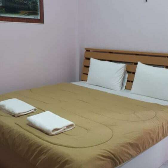 标准间, Puangchompoo Place