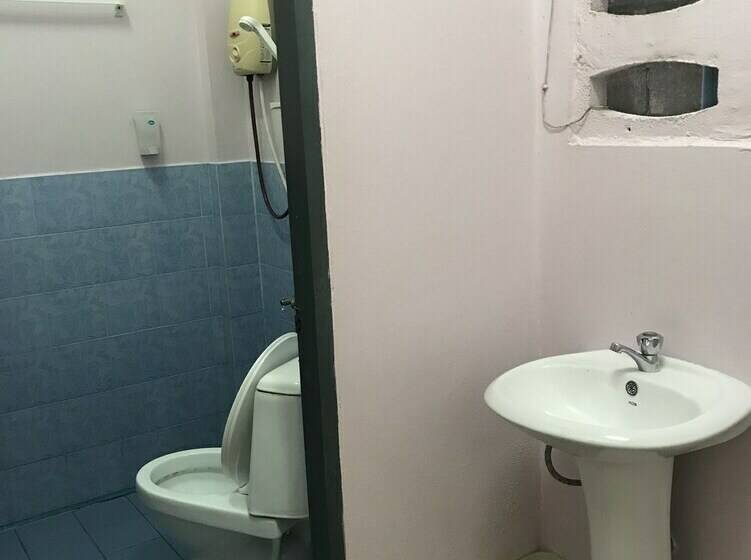 标准间, Puangchompoo Place