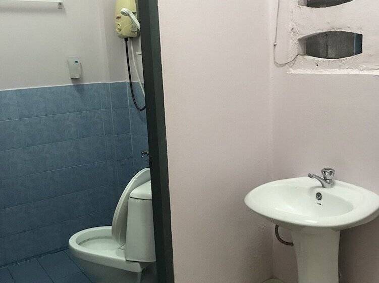 标准间, Puangchompoo Place