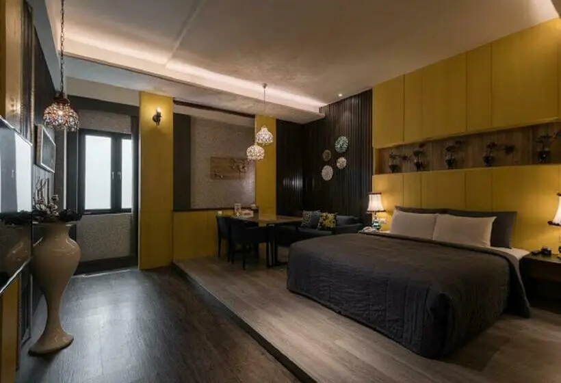 اتاق لوکس خانوادگی, Leesing Motel
