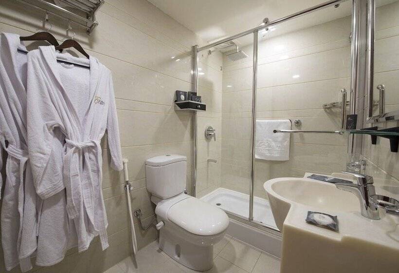 침실 3개 아파트, Bram Suites