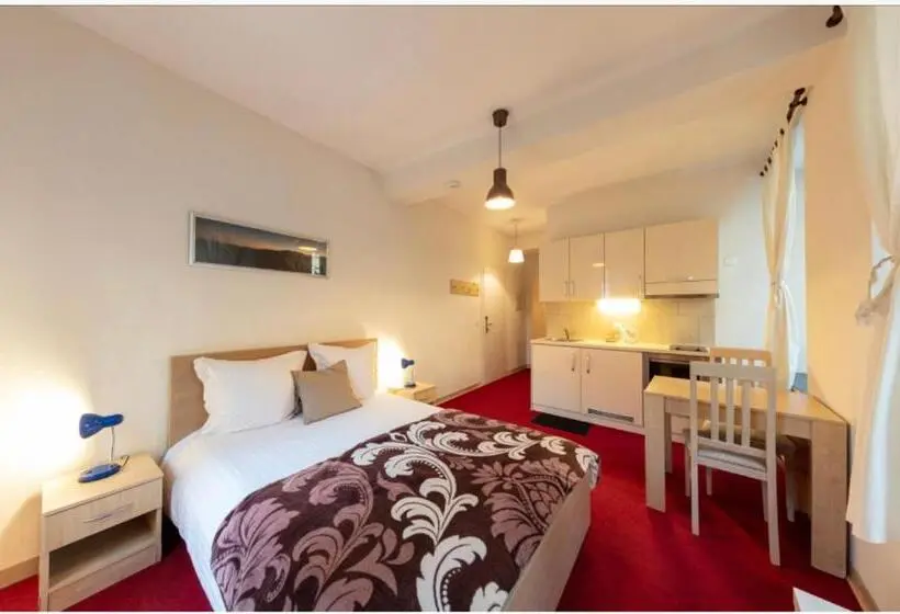 スタンダードスタジオ, Hostellerie De L Hôtel De Ville
