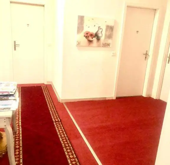 スタンダードスタジオ, Hostellerie De L Hôtel De Ville