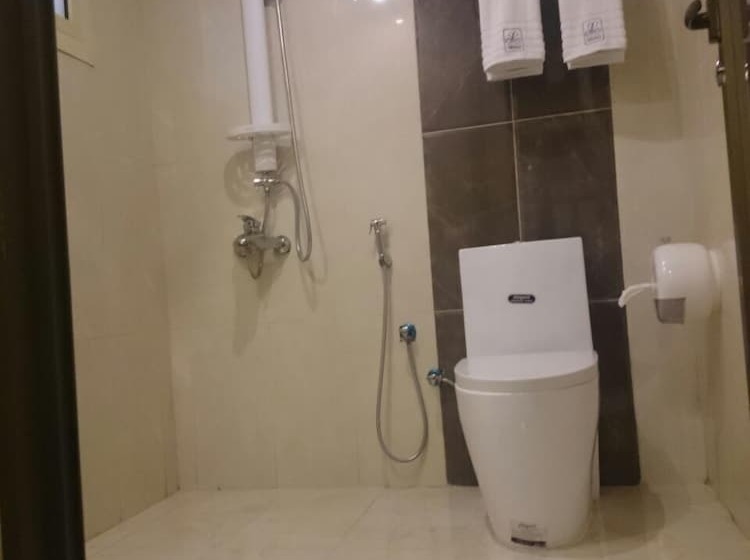 スーペリアースイート, Lavona Inn