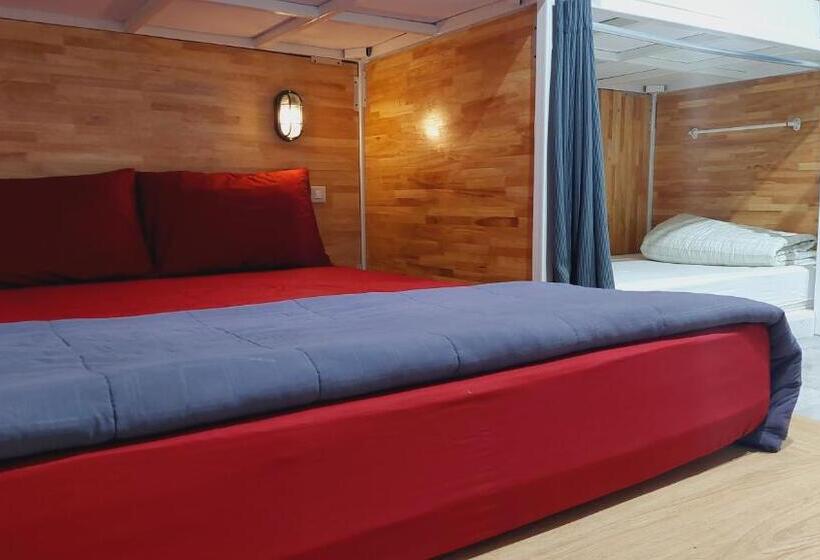 חדר משפחתי דלוקס, Neat Hostel