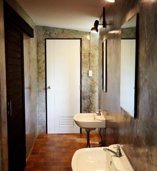 חדר משפחתי דלוקס, Neat Hostel