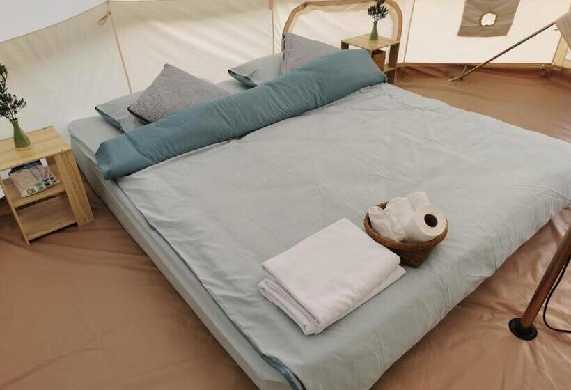 Standard Tent, Stayktion