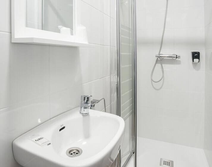 اتاق استاندارد سه نفره, Casual Serantes