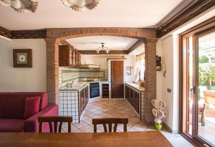标准间内部标间, Sicilian Home