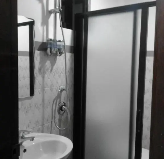 اتاق خانوادگی, Vali Joe Travel Lodge