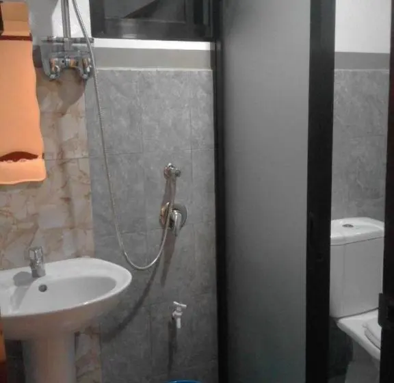 اتاق خانوادگی, Vali Joe Travel Lodge