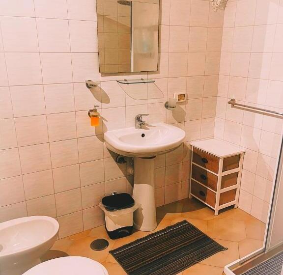 اتاق عادی, B&b Station