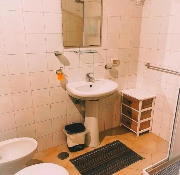 اتاق عادی, B&b Station