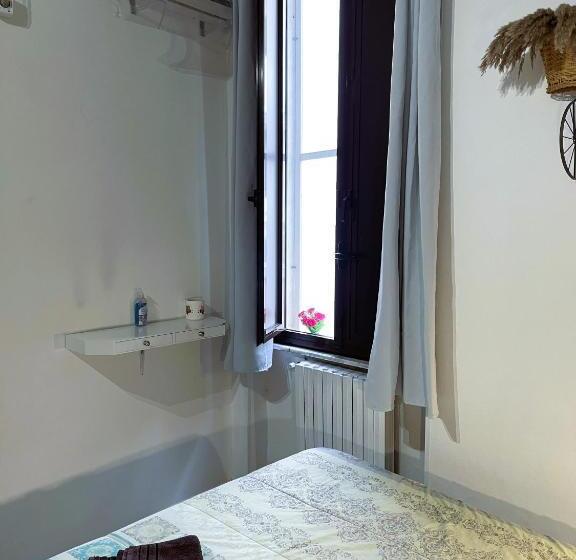 اتاق عادی, B&b Station