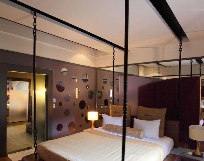 اتاق لوکس, Regale Motel