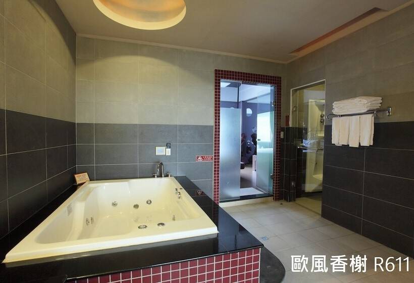 اتاق لوکس, Regale Motel