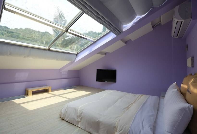 اتاق استاندارد چهار تخته, Regale Motel