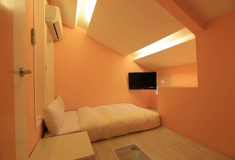 اتاق استاندارد چهار تخته, Regale Motel