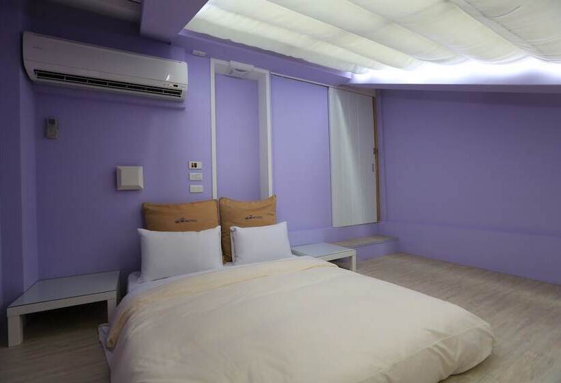 اتاق استاندارد چهار تخته, Regale Motel