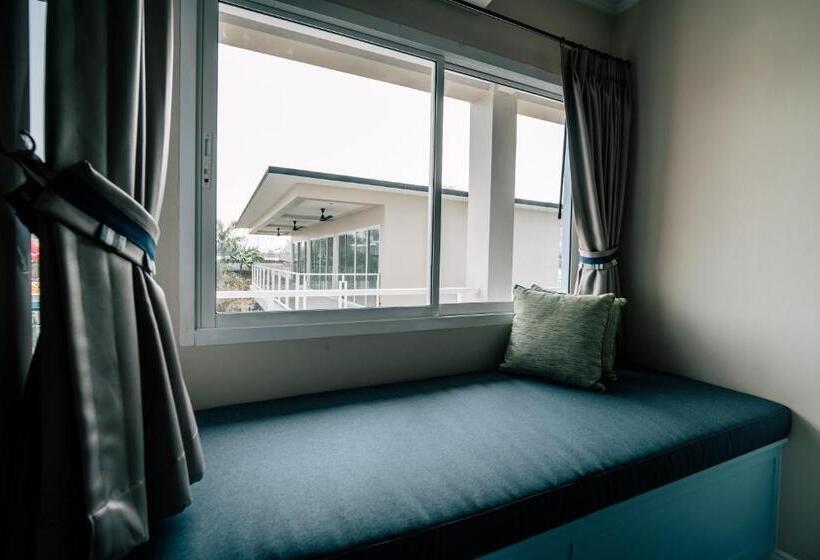 استودیوی لوکس, Surf & Sand Resort