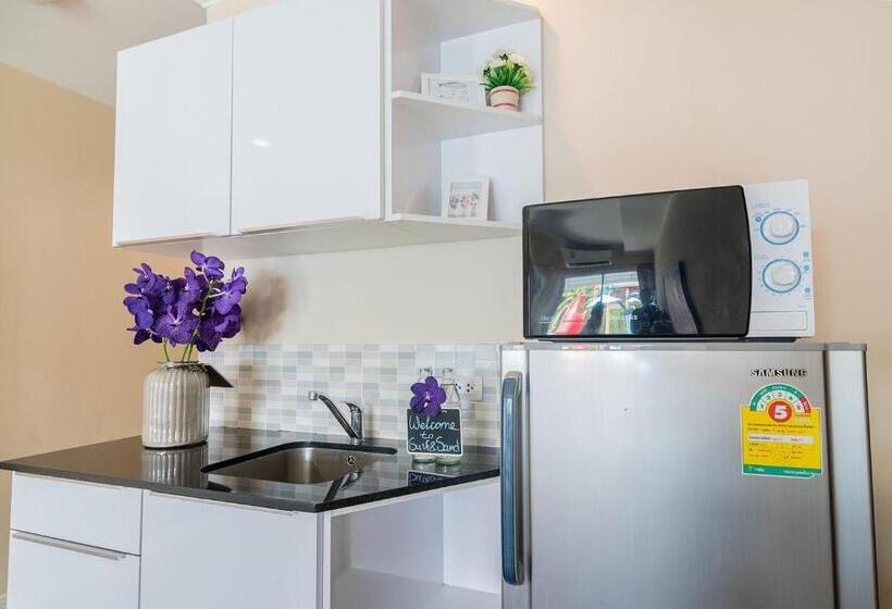 استودیوی لوکس, Surf & Sand Resort