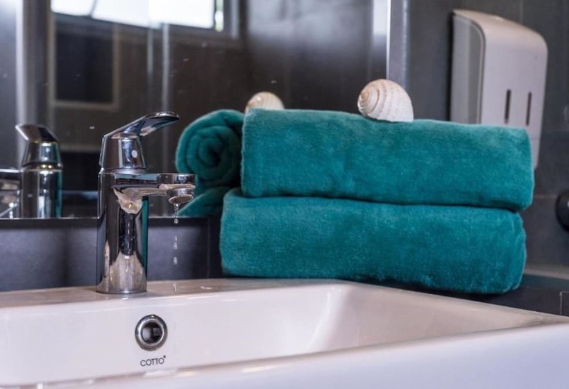 استودیوی لوکس, Surf & Sand Resort