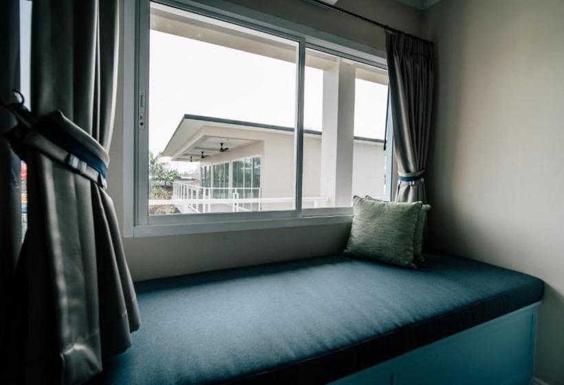 استودیوی لوکس, Surf & Sand Resort