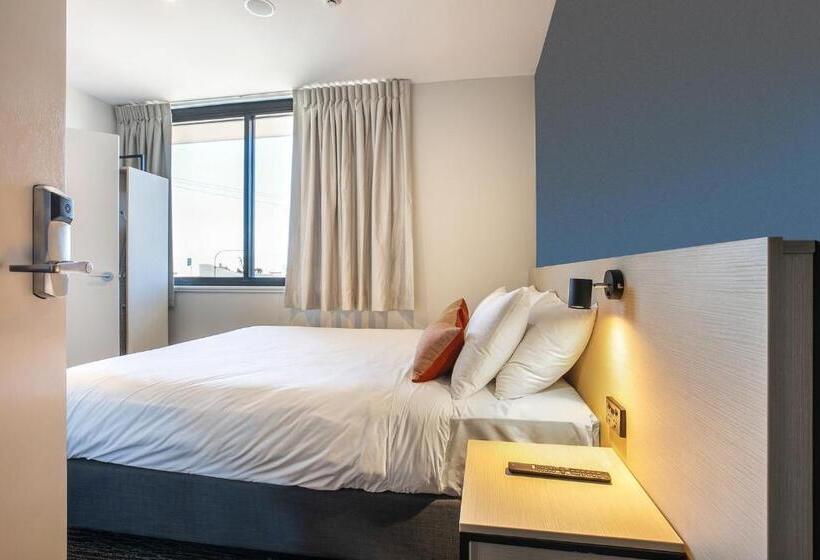 标准工作室, Nightcap At Chardons Corner