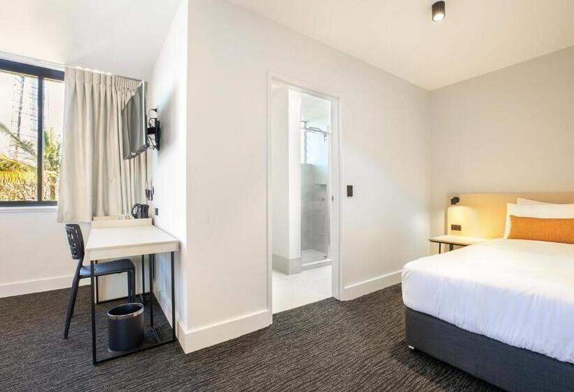 标准工作室, Nightcap At Chardons Corner