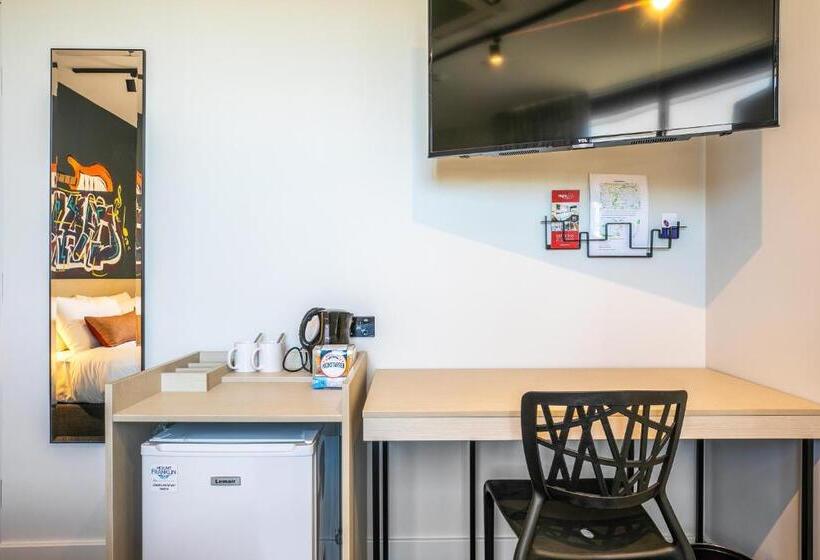 家庭工作室, Nightcap At Chardons Corner