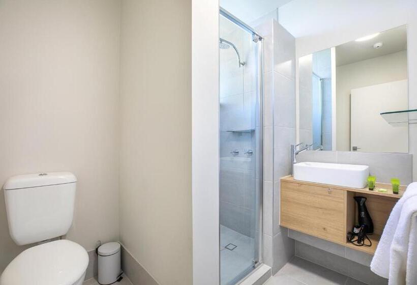 家庭工作室, Nightcap At Chardons Corner