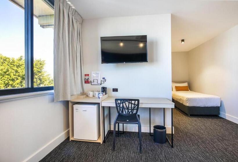 家庭工作室, Nightcap At Chardons Corner