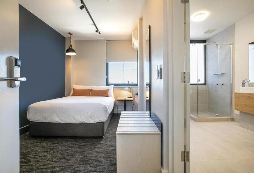 基本工作室, Nightcap At Chardons Corner