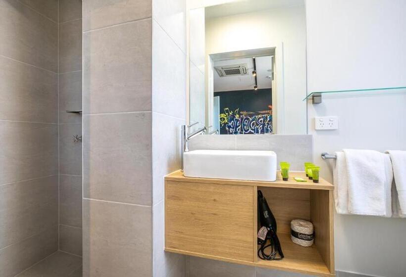 基本工作室, Nightcap At Chardons Corner