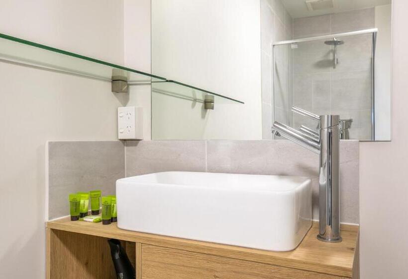 基本工作室, Nightcap At Chardons Corner