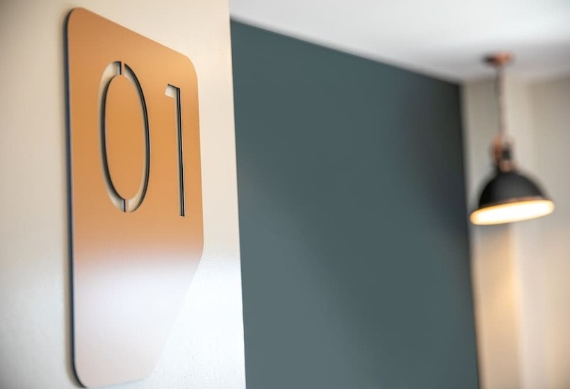 标准工作室, Nightcap At Chardons Corner