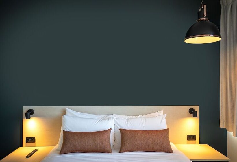 家庭工作室, Nightcap At Chardons Corner