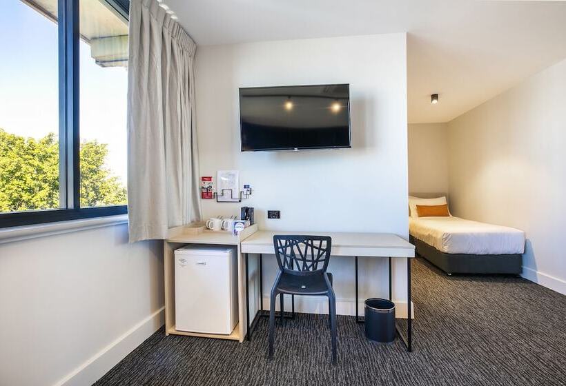 家庭工作室, Nightcap At Chardons Corner