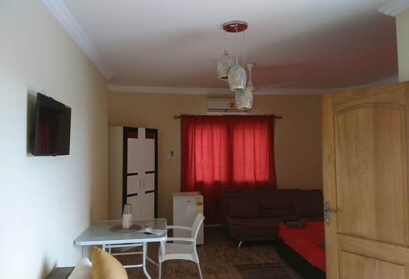 이그제큐티브 스튜디오, The Golden Apple Guest House