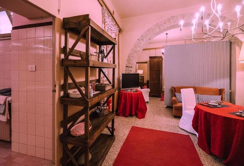 شقة غرفة واحدة, Palazzo Romani Adami