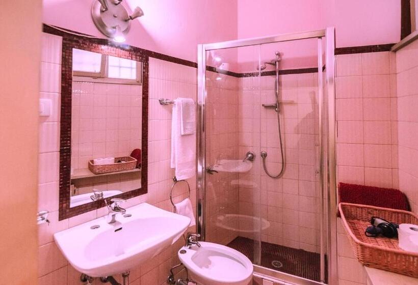 شقة غرفة واحدة, Palazzo Romani Adami